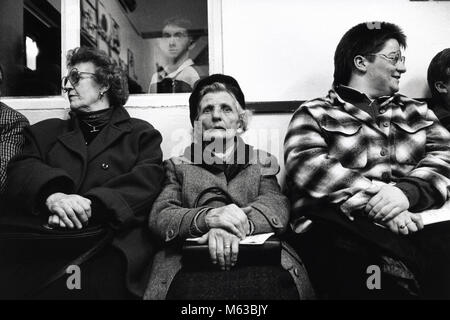 Zuschauer saßen an der Rückseite der Halle beobachten, Leistung bei kleinen Eisteddfod in Village Hall Talsarnau Großbritannien Wales Gwynedd Stockfoto