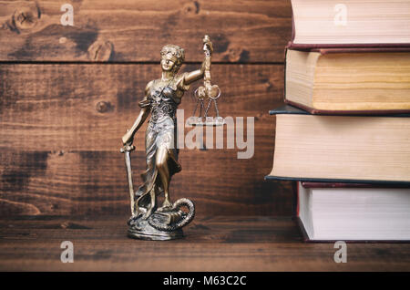 Recht und Gerechtigkeit, der Gerechtigkeit, der Justitia, Dame, Justiz, Recht, Gesetz Bücher im Hintergrund. Stockfoto