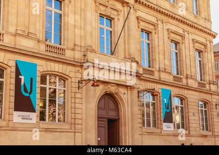 Bordeaux, Frankreich - 26. Januar 2018: Die Architektur der Fassade der Universität im Zentrum der Stadt an einem Wintertag Stockfoto