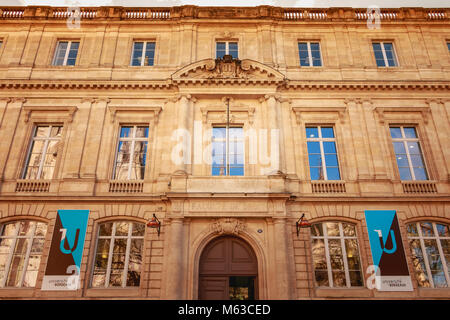 Bordeaux, Frankreich - 26. Januar 2018: Die Architektur der Fassade der Universität im Zentrum der Stadt an einem Wintertag Stockfoto