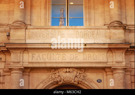 Bordeaux, Frankreich - 26. Januar 2018: Die Architektur der Fassade der Universität im Zentrum der Stadt an einem Wintertag Stockfoto