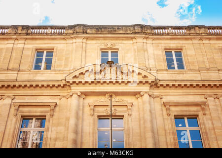 Bordeaux, Frankreich - 26. Januar 2018: Die Architektur der Fassade der Universität im Zentrum der Stadt an einem Wintertag Stockfoto