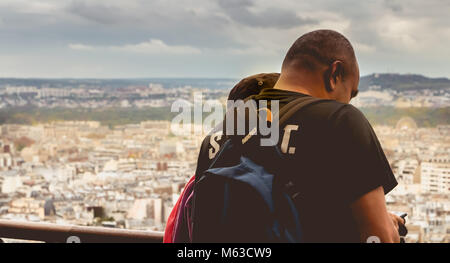 Paris, Frankreich, 08. Oktober, 2017: Touristen sehen Sie Paris von der Spitze des Eiffelturms auf einen Tag fallen Stockfoto