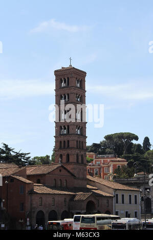Santi Giovanni e Paolo al Celio mit Glockenturm, antiken Basilika befindet sich auf dem Hügel Celian, Rom, Italien. Stockfoto