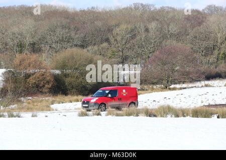 Ein Postbote in seinem Van auf Lieferung im Schnee in Clayton, West Sussex. 28 Feb 2018 Photo James Boardman Stockfoto