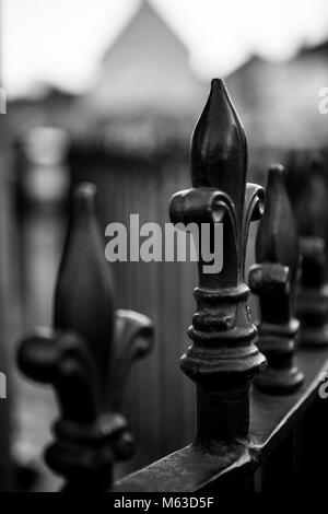 Schwarz-weiß Bild von Spears auf schmiedeeisernen Zaun in Großbritannien Stockfoto