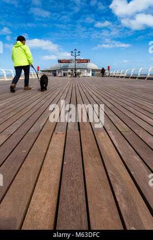 Blick entlang Cromer Pier das Pavilion Theatre. Stockfoto