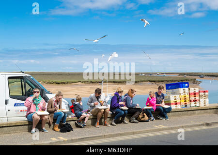 Fish &amp; Chips am Kai in Wells als nächstes das Meer genießen. Stockfoto