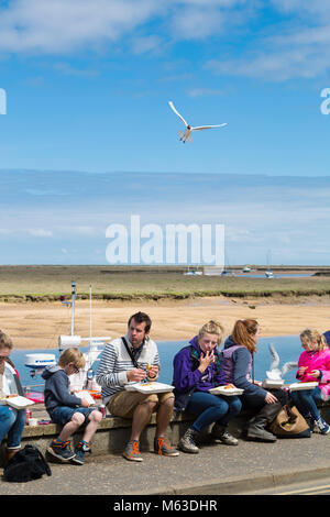 Fish &amp; Chips am Kai in Wells als nächstes das Meer genießen. Stockfoto