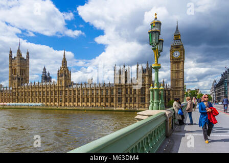 Die Houses of Parliament, Westminster Bridge gesehen. Stockfoto