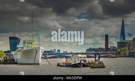 HQS HMS Wellington neben Victoria Embankment und einen Blick auf die Stadt London. Stockfoto