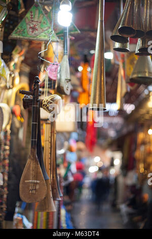 In den Souks von Marrakesch Verkauf von traditionellen marokkanischen Musikinstrumente Abschaltdruck Stockfoto