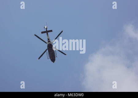 CHIANG MAI, THAILAND - 23. FEBRUAR 2018: 2901 Eurocopter EC 155 B Der königliche thailändische Polizei Flügel. Über Chiangmai Himmel fliegen. Stockfoto