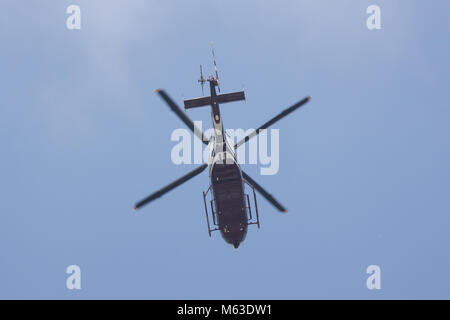 CHIANG MAI, THAILAND - 23. FEBRUAR 2018: 2901 Eurocopter EC 155 B Der königliche thailändische Polizei Flügel. Über Chiangmai Himmel fliegen. Stockfoto