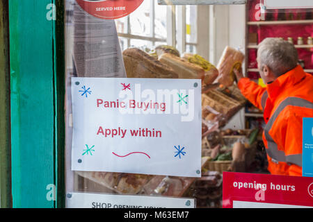 Suffolk, Großbritannien. 28 Feb, 2018. Suffolk Schnee. Das Dorf Shop im Hoxne, Suffolk, ermutigt die Menschen, während der ungewöhnlich schneereiche Witterung zu kaufen. Credit: Graham Turner, Alamy Leben Nachrichten. Stockfoto