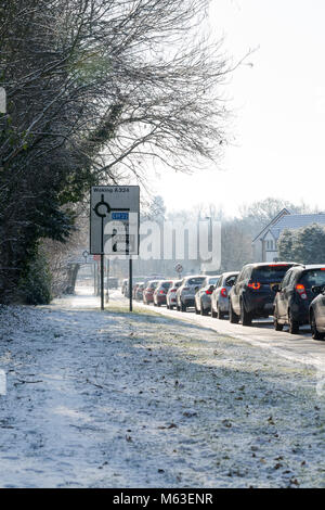 Goldsworth Park, Woking, Surrey, UK. 28.Februar 2018. UK Wetter: Langsam angetriebene Autos auf der rutschigen Straße in den Morgenstunden in Woking, Surrey, lange Staus. Credit: Tom Krok/Alamy leben Nachrichten Stockfoto