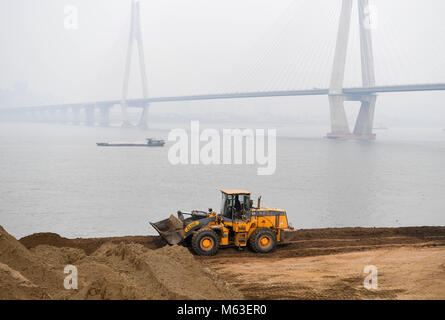 (180228) - Peking, Februar 28, 2018 (Xinhua) - eine Planierraupe arbeitet für eine ökologische Sanierung Projekt an einem Wasser Erhaltung Bereich der Yujiatou Wasserwerke in Wuhan, der Hauptstadt der Provinz Hubei in Zentralchina, Dez. 27, 2017. China jedes Jahr politische Sitzungen des Nationalen Volkskongresses (NVK) und das Nationale Komitee der Chinese People's Political Consultative Conference (Cppcc) sind im März, 2018 einzuberufen. Während der beiden Sessions, Entwicklungspläne werden überprüft und diskutiert werden und wichtige Richtlinien verabschiedet werden. 2018 ist das erste Jahr der vollen Umsetzung der s Stockfoto