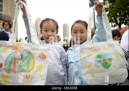 (180228) - Peking, Februar 28, 2018 (Xinhua) - Kinder zeigen Ihre umweltfreundliche Taschen mit Handzeichnungen in Tian'ehu Gemeinschaft in Hefei, Provinz Anhui, China 19. April 2017. China jedes Jahr politische Sitzungen des Nationalen Volkskongresses (NVK) und das Nationale Komitee der Chinese People's Political Consultative Conference (Cppcc) sind im März, 2018 einzuberufen. Während der beiden Sessions, Entwicklungspläne werden überprüft und diskutiert werden und wichtige Richtlinien verabschiedet werden. 2018 ist das erste Jahr der vollen Umsetzung der Geist des 19. Nationalen Congres Stockfoto