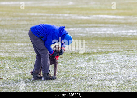 Northampton, England. 28 Feb, 2108. UK Wetter: Temperaturen in-2 heute Morgen mit einem leichten Abstauben des Schnees für die Leute ihre Hunde in Abington Park gegen den bitter kalten Brise gewickelt. Credit: Keith J Smith./Alamy leben Nachrichten Stockfoto