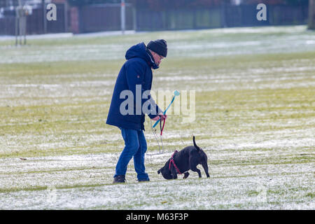 Northampton, England. 28 Feb, 2108. UK Wetter: Temperaturen in-2 heute Morgen mit einem leichten Abstauben des Schnees für die Leute ihre Hunde in Abington Park gegen den bitter kalten Brise gewickelt. Credit: Keith J Smith./Alamy leben Nachrichten Stockfoto