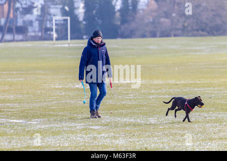 Northampton, England. 28 Feb, 2108. UK Wetter: Temperaturen in-2 heute Morgen mit einem leichten Abstauben des Schnees für die Leute ihre Hunde in Abington Park gegen den bitter kalten Brise gewickelt. Credit: Keith J Smith./Alamy leben Nachrichten Stockfoto