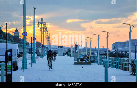 Brighton, UK. 28 Feb, 2018. UK Wetter: Radfahrer Kopf entlang der Küste von Brighton nach mehr Schnee fiel in der Nacht mit mehr kaltes Wetter für den Rest der Woche vorhergesagt als "das Tier aus dem Osten" breitet sich über das Land Foto von Simon Dack Credit: Simon Dack/Alamy leben Nachrichten Stockfoto