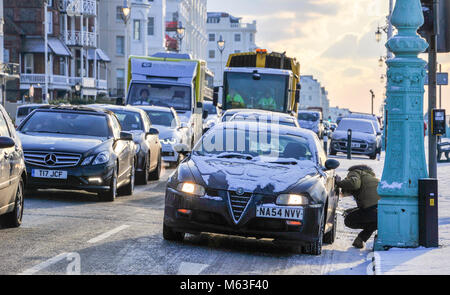 Brighton, UK. 28 Feb, 2018. UK Wetter: ein Autofahrer hat Probleme auf Brighton Seafront heute Morgen nach mehr Schnee in der Nacht mit mehr kaltes Wetter für den Rest der Woche vorhergesagt als "das Tier aus dem Osten" breitet sich über das Land Foto von Simon Dack Credit: Simon Dack/Alamy Leben Nachrichten fiel Stockfoto