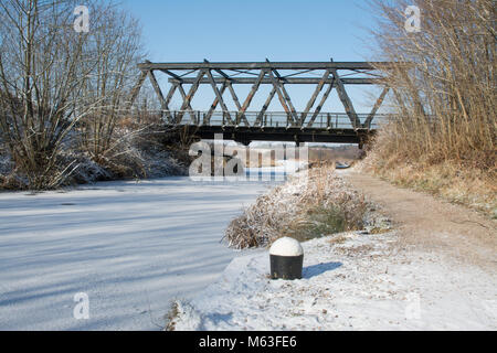 Farnborough, Hampshire, Großbritannien. 28. Februar 2018. Wetter in Großbritannien: Extrem niedrige Temperaturen, aber sonnig in Farnborough, Hampshire, mit wunderschönen verschneiten Szenen auf dem Basingstoke Canal an der Eelmoor Bridge Stockfoto