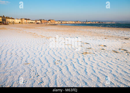 Dorchester, Dorset, Großbritannien. 28 Feb, 2018. UK Wetter. Eine leichte Schneedecke am Strand von Weymouth in Dorset im Morgengrauen nach einer Nacht der Frost durch das Tier aus dem Osten gebracht. Foto: Graham Jagd-/Alamy leben Nachrichten Stockfoto