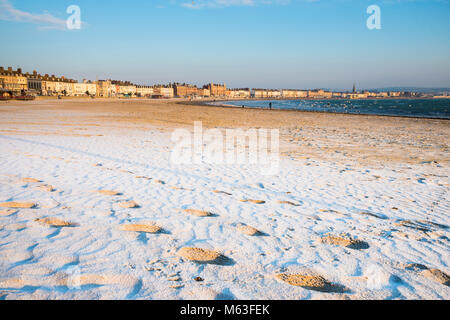 Dorchester, Dorset, Großbritannien. 28 Feb, 2018. UK Wetter. Eine leichte Schneedecke am Strand von Weymouth in Dorset im Morgengrauen nach einer Nacht der Frost durch das Tier aus dem Osten gebracht. Foto: Graham Jagd-/Alamy leben Nachrichten Stockfoto