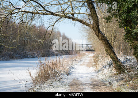 Farnborough, Hampshire, Großbritannien. 28. Februar 2018. Wetter in Großbritannien: Extrem niedrige Temperaturen, aber sonnig in Farnborough, Hampshire, mit schönen schneebedeckten Szenen auf dem Basingstoke Canal. Stockfoto