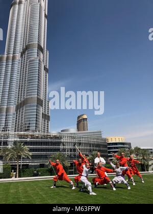 Dubai, Vereinigte Arabische Emirate. 26 Feb, 2018. Shaolin Krieger Stellen in der Nähe des Burj Khalifa in Dubai, Vereinigte Arabische Emirate, Jan. 26, 2018. Die legendären Shaolin Krieger - die Kung Fu Meister in der Nacht auf Dienstag ihr Debüt in der Arabischen Golf Region in Dubais ikonischen Dubai Oper, am Fuß von dem höchsten Turm der Welt Burj Dubai, Vereinigte Arabische Emirate. Credit: Su Xiaopo/Xinhua/Alamy leben Nachrichten Stockfoto