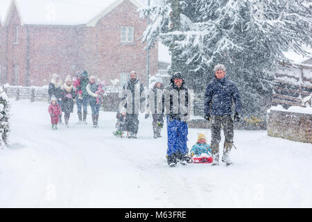 Hoxne, Suffolk, Großbritannien. Suffolk, Großbritannien. 28 Feb, 2018. Die Familien der Schnee während "das Tier aus dem Osten" mutig. Stockfoto