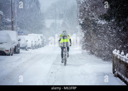 Tier aus dem Osten. Hoxne, Suffolk, Großbritannien. 28 Feb, 2018. Ein Radfahrer trotzen dem Schnee. Stockfoto