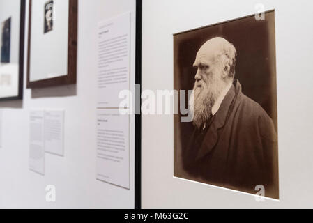 London, Großbritannien. 28. Februar 2018. "Charles Darwin", 1868, von Julia Margaret Cameron am Vorschau von 'Victorian Riesen: Die Geburt der Kunst Fotografie' an der National Portrait Gallery mit Werken von Lewis Carroll, Julia Margaret Cameron, Oscar Rejlander und Clementina Hawarden. Credit: Stephen Chung/Alamy leben Nachrichten Stockfoto