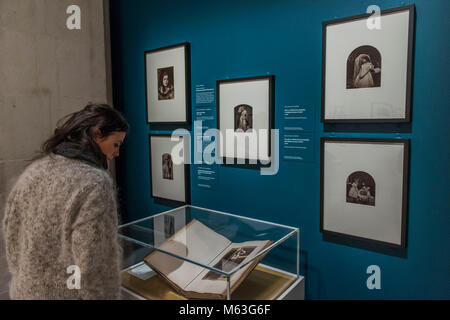 London, Großbritannien. 28 Feb, 2018. Fotoalbum von Oscar Rejlander und andere Werke - viktorianisches Riesen: Die Geburt der Kunst Fotografie: eine neue Ausstellung in der National Portrait Gallery, die die Beziehung zwischen vier Boden untersucht - Brechen der viktorianischen Künstler: Julia Margaret Cameron (1815-79), Lewis Carroll (1832 - 98), Frau Clementina Hawarden (1822-65) und Oscar Rejlander (1813-75). Credit: Guy Bell/Alamy leben Nachrichten Stockfoto