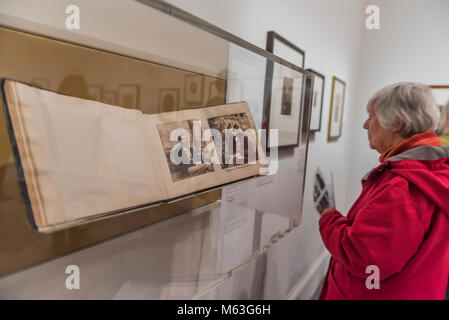 London, Großbritannien. 28 Feb, 2018. Die Christ Church Album (aka John Rich Album) von Lewis Carroll - Victorian Riesen: Die Geburt der Kunst Fotografie: eine neue Ausstellung in der National Portrait Gallery, die die Beziehung zwischen vier Boden untersucht - Brechen der viktorianischen Künstler: Julia Margaret Cameron (1815-79), Lewis Carroll (1832 - 98), Frau Clementina Hawarden (1822-65) und Oscar Rejlander (1813-75). Credit: Guy Bell/Alamy leben Nachrichten Stockfoto