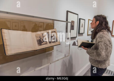 London, Großbritannien. 28 Feb, 2018. Die Christ Church Album (aka John Rich Album) von Lewis Carroll - Victorian Riesen: Die Geburt der Kunst Fotografie: eine neue Ausstellung in der National Portrait Gallery, die die Beziehung zwischen vier Boden untersucht - Brechen der viktorianischen Künstler: Julia Margaret Cameron (1815-79), Lewis Carroll (1832 - 98), Frau Clementina Hawarden (1822-65) und Oscar Rejlander (1813-75). Credit: Guy Bell/Alamy leben Nachrichten Stockfoto