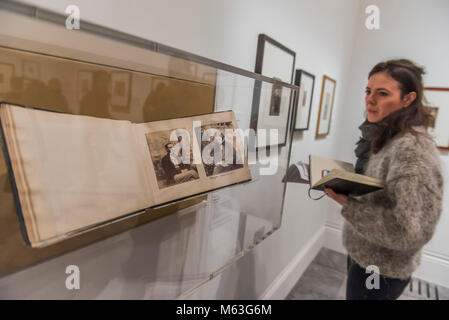 London, Großbritannien. 28 Feb, 2018. Die Christ Church Album (aka John Rich Album) von Lewis Carroll - Victorian Riesen: Die Geburt der Kunst Fotografie: eine neue Ausstellung in der National Portrait Gallery, die die Beziehung zwischen vier Boden untersucht - Brechen der viktorianischen Künstler: Julia Margaret Cameron (1815-79), Lewis Carroll (1832 - 98), Frau Clementina Hawarden (1822-65) und Oscar Rejlander (1813-75). Credit: Guy Bell/Alamy leben Nachrichten Stockfoto