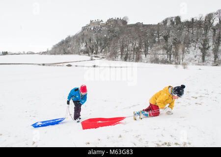 Stirling Castle, Schottland, UK - 28. Februar 2018: UK Wetter - Familien mit schweren Schnee, wie sie Schlitten auf den steilen Hängen des King's Knoten unter Stirling Castle. Die Burg ist heute aufgrund der widrigen Wetterbedingungen wie alle Stirlingshire schulen Credit: Kay Roxby/Alamy Leben Nachrichten geschlossen Stockfoto