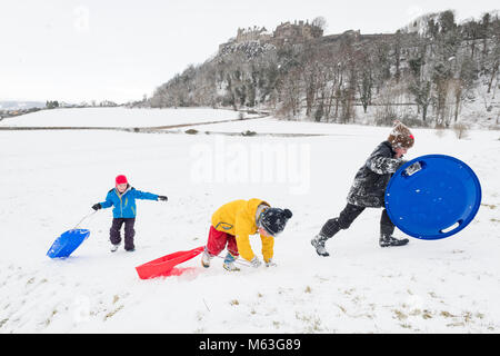 Stirling Castle, Schottland, UK - 28. Februar 2018: UK Wetter - Familien mit schweren Schnee, wie sie Schlitten auf den steilen Hängen des King's Knoten unter Stirling Castle. Die Burg ist heute aufgrund der widrigen Wetterbedingungen wie alle Stirlingshire schulen Credit: Kay Roxby/Alamy Leben Nachrichten geschlossen Stockfoto