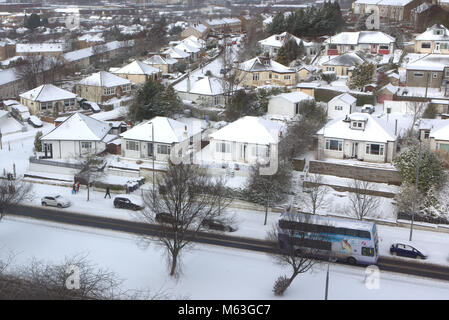 Glasgow, Schottland, UK, 28. Februar.de Wetter: Das Tier aus dem Osten Wetter deckt die Stadt als Blizzard Schnee alle Great Western Road road Abdeckungen A82 Trunk Road und ein Flash whiteout grüßt die Menschen auf ihrem Weg aus, Sichtbarkeit. Credit: Gerard Fähre / alamy Leben Nachrichten Stockfoto