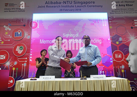 Singapur, Singapur. 28 Feb, 2018. Alibaba Group Chief Technology Officer Zhang Jianfeng (L) schüttelt Hände mit Subra Suresh, der Nanyang Technological University Präsident, in Singapur, am 28.02.2018. Chinesische e-commerce Riese Alibaba Group und der Nanyang Technological University (NTU) in Singapur gemeinsam ein Forschungsinstitut am Mittwoch durch die Unterzeichnung einer Absichtserklärung. Credit: Dann Chih Wey/Xinhua/Alamy leben Nachrichten Stockfoto