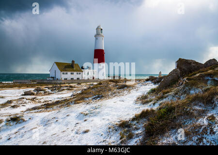 Portland Bill, Dorset, Großbritannien. 28 Feb, 2018. UK Wetter. Eine Decke auf Schnee auf dem Boden rund um den Leuchtturm an der Portland Bill auf der Isle of Portland auf der Dorset Jurassic Coast nach einem Morgen der häufigen winterlichen Duschen in durch das Tier aus dem Osten. Foto: Graham Jagd-/Alamy leben Nachrichten Stockfoto