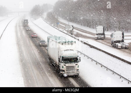 Lockerbie, Schottland, Großbritannien. 28 Feb, 2018. UK Wetter. Schwere Schnee Ursachen red alert in Teilen von Schottland. Schwere Schnee blizzard Bedingungen auf der Autobahn M74 in der Nähe von Lockerbie Credit: Allan Devlin/Alamy leben Nachrichten Stockfoto