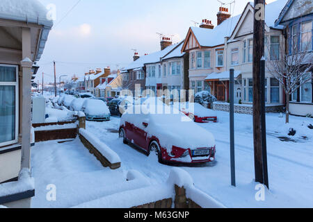 Southend-on-Sea, Essex, Großbritannien. 28 Feb, 2018. Weitere schwere über Nacht Schneefall Treiber mehr Elend in Westcliff-on-Sea in der Nähe von Southend, Essex, die am frühen Morgen. Menschen Schneeräumung von ihrer Fahrzeuge und erhalten auf dem Schnee stecken und vereiste Nebenstraßen. Credit: Timothy Smith/Alamy leben Nachrichten Stockfoto