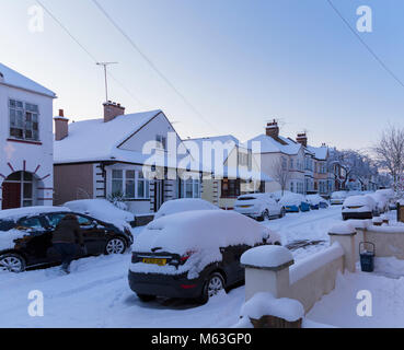 Southend-on-Sea, Essex, Großbritannien. 28 Feb, 2018. Weitere schwere über Nacht Schneefall Treiber mehr Elend in Westcliff-on-Sea in der Nähe von Southend, Essex, die am frühen Morgen. Menschen Schneeräumung von ihrer Fahrzeuge und erhalten auf dem Schnee stecken und vereiste Nebenstraßen. Credit: Timothy Smith/Alamy leben Nachrichten Stockfoto