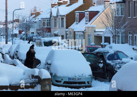 Southend-on-Sea, Essex, Großbritannien. 28 Feb, 2018. Weitere schwere über Nacht Schneefall Treiber mehr Elend in Westcliff-on-Sea in der Nähe von Southend, Essex, die am frühen Morgen. Menschen Schneeräumung von ihrer Fahrzeuge und erhalten auf dem Schnee stecken und vereiste Nebenstraßen. Credit: Timothy Smith/Alamy leben Nachrichten Stockfoto