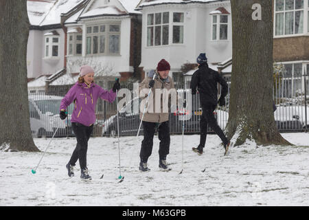 London, UK, 28. Februar 2018: Zwei Langläufer Ski durch Ruskin Park in Lambeth, während ein Blizzard in der Stadt. Foto von Richard Baker/Alamy leben Nachrichten Stockfoto