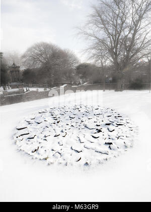 Edinburgh, Großbritannien. UK Wetter. Richard Lange "acduff Kreis', Skulptur im Schnee auf der Galerie der Modernen Kunst, Edinburgh, Schottland während der "Tier aus dem Osten' Sturm. Credit: Andy Catlin/Alamy leben Nachrichten Stockfoto